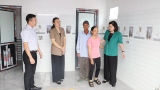 Trao hỗ trợ xây nhà Đại đoàn kết tại xã Trường Sơn (Bắc Ninh)