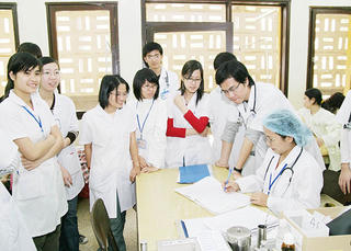 Yêu cầu và sự đãi ngộ tương xứng với bác sĩ chuyên khoa
