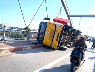 Khắc phục sự cố xe chuyên dụng lật nghiêng khi kiểm tra cầu Niệm