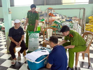 Cà Mau: Khởi tố đối tượng sản xuất, buôn bán hàng chục tấn phân bón giả