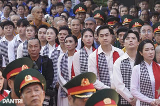Nghệ sĩ tiễn đưa các Anh hùng liệt sĩ từ công viên Lê Thị Riêng về yên nghỉ tại Nghĩa trang liệt sĩ TP.HCM
