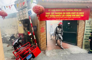 Công an phường Hồng Hà tổ chức thực tập phòng cháy chữa cháy và cứu nạn tại nhà trọ trong ngõ sâu