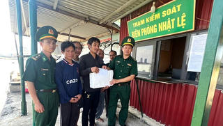 Tàu cá Quảng Trị cứu 5 ngư dân Nghệ An gặp nạn trên biển