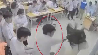 Hà Nội: Bắt khẩn cấp nam sinh hành hung cô giáo ngay trên bục giảng