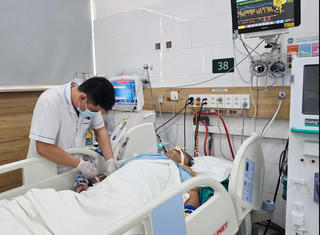 Vụ rò rỉ khí clo ở Hà Nội: 7 người nhập viện Bạch Mai, 2 ca rất nặng
