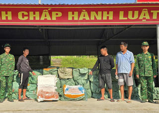Phát hiện hơn 6 tấn thực phẩm bẩn vận chuyển qua khu vực biên giới Quảng Ninh