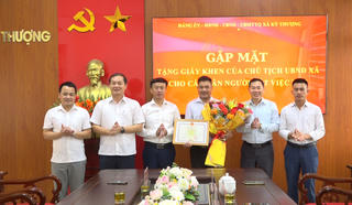 Khen thưởng người đàn ông dũng cảm lao xuống sông sâu cứu người đuối nước