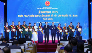Nữ họa sĩ Đặng Ái Việt nhận Bằng khen của Hội Liên hiệp phụ nữ TPHCM 
