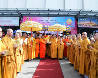 Cung rước Xá lợi Đức Phật từ núi Bà Đen về chùa Quán Sứ