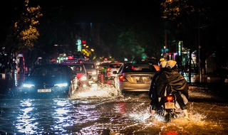 Hà Nội: Dư âm trận mưa lớn bất ngờ, nhiều tuyến phố ngập nặng