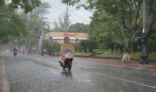 Cấm biển, tạm dừng hoạt động vui chơi giải trí để ứng phó bão 