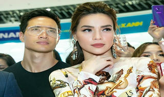 Hà Hồ tình tứ bên Kim Lý gây 'náo loạn' trung tâm thương mại