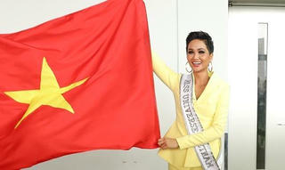 H'Hen Niê tự hào giương cao quốc kỳ, lên đường tới 'đấu trường' Miss Universe 2018
