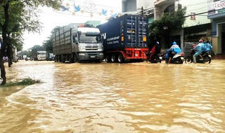 Nam Trung Bộ chìm trong biển nước, giao thông tê liệt