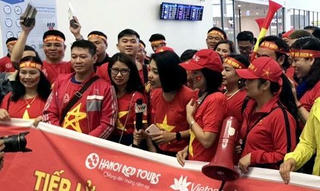 Sân bay Nội Bài rực màu áo cổ động viên Tuyển Việt Nam