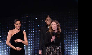 Meghan ôm bụng bầu lên trao giải thời trang tại Fashion Awards 2018