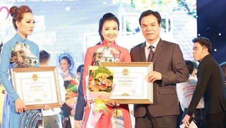 Doanh nhân Xuân Thanh nhận bằng khen vì những đóng góp trong hoạt động từ thiện tại tỉnh Quảng Ngãi.