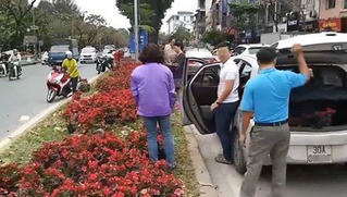 Người dân Hà Nội đổ xô lấy hoa sau thượng đỉnh Mỹ- Triều