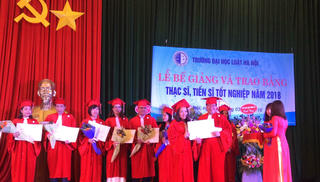 Đại học Luật Hà Nội trao bằng cho 278 thạc sĩ và 14 tiến sĩ