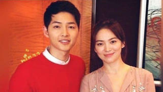 Song Joong Ki bất ngờ đăng ảnh tình tứ cùng Song Hye Kyo