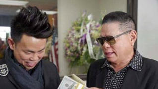 'Tình cũ' Ngọc Trinh mang gần 700 triệu viếng nghệ sỹ Anh Vũ