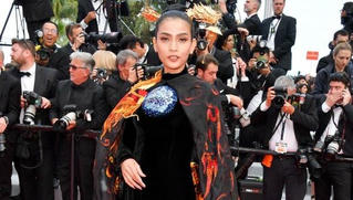 Không giống Ngọc Trinh, trang phục Trương Thị May bừng sáng trên thảm đỏ Cannes