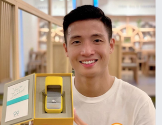 Trung vệ Bùi Tiến Dũng tặng hôn thê nhẫn kim cương trong lễ đính hôn
