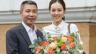 Bạn gái hotgirl chúc mừng Công Lý nhận chức PGĐ nhà hát kịch Hà Nội