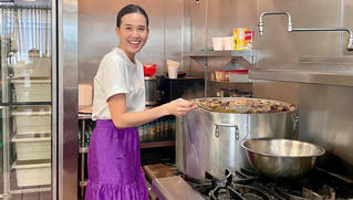 Hoa hậu Mỹ Linh rời showbiz sang Mỹ bán phở