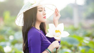 BTV Hoài Anh đẹp ngỡ ngàng với áo dài tím