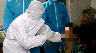 Cưỡng chế người đàn ông không chấp hành cách ly y tế 