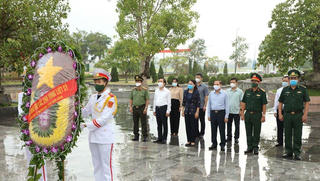 Dâng hương kỷ niệm 76 năm Cách mạng tháng Tám và Quốc khánh 2/9