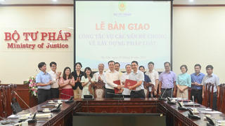 Bàn giao công tác Vụ các vấn đề chung về xây dựng pháp luật