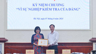 Thứ trưởng Đặng Hoàng Oanh nhận Kỷ niệm chương “Vì sự nghiệp kiểm tra của Đảng”