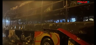 Xe khách bất ngờ bốc cháy trong đêm, 21 người kịp thời thoát nạn