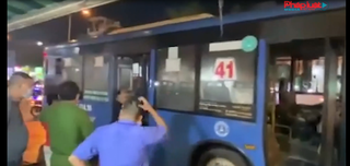 Xe buýt bốc cháy trên đường ở TP.HCM