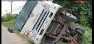 Xe bán tải rụng bánh văng xa hàng chục mét sau tai nạn