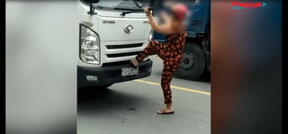 Người phụ nữ “điên cuồng” bẻ gãy cần gạt nước rồi đập phá xe tải