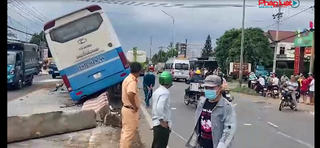 Hành khách hoảng loạn chứng kiến xe khách tông chết người rồi chạy trên... dải phân cách