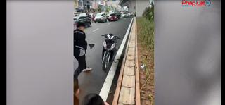 Va chạm xe máy với bà bầu, nam thanh niên đập nát xe người nhắc nhở