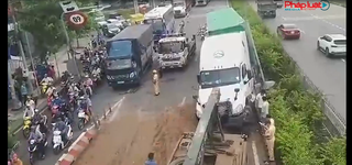 Xe container húc đổ cột biển báo, giao thông ùn tắc nghiêm trọng