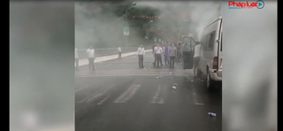 Xe 16 chỗ bốc cháy trên đường đi đón dâu ở Sơn La