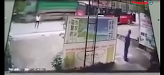 Con gái quay đầu xe bị xe tải tông trực diện, mẹ ngất xỉu ngay giữa đường