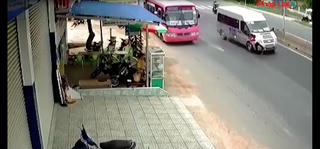 Lao sang đường không quan sát, nữ sinh bị tông văng hàng chục mét