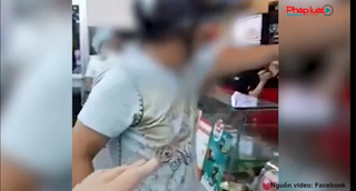 Người đàn ông liên tục chửi bới, đập phá tại cửa hàng tiện lợi trước mặt trẻ nhỏ