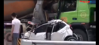 Honda Jazz bị xe tải và xe bồn kẹp nát bét, tài xế thoát chết thần kỳ