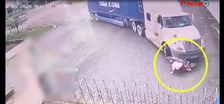 Bị xe container đâm, người phụ nữ chống tay bò theo hàng chục mét