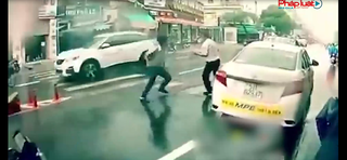Hai người đàn ông vung nắm đấm, vật nhau ngay trên phố bất chấp trời mưa