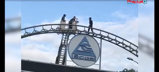 Nam thanh niên ngáo đá trèo lên cổng chào "làm loạn"