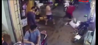 Tài xế xe ôm bế xốc rồi ném mạnh một nam thanh niên xuống đất